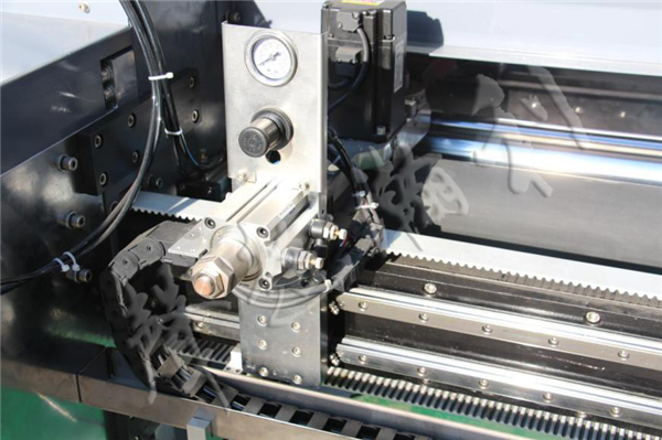 全自動(dòng)<a href='http://m.aolans.com/xingyezixun/748.html' target='1' style='font-size:14px; font-weight:bold; color:#ff0000;'>裥棉機(jī)</a>