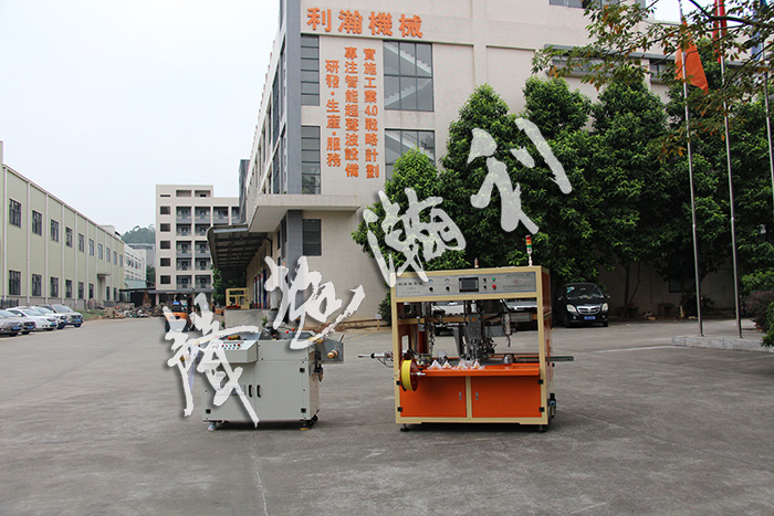 全自動<a href='http://m.aolans.com/xingyewenzhang/975.html' target='1' style='font-size:14px; font-weight:bold; color:#ff0000;'>商標(biāo)分條機</a>